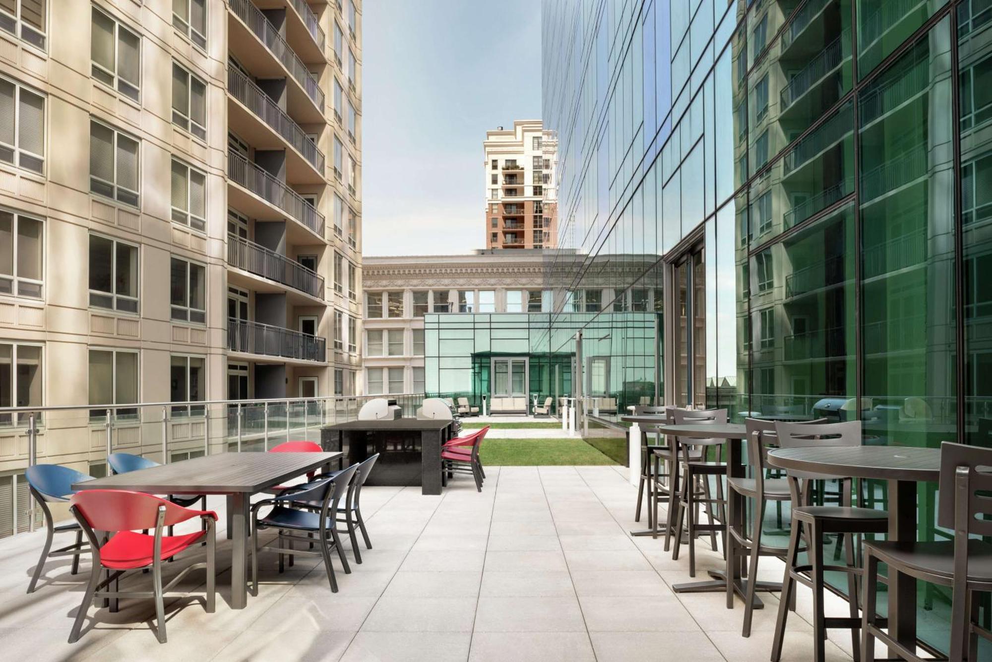 Hilton Garden Inn Chicago Downtown South Loop Exterior photo